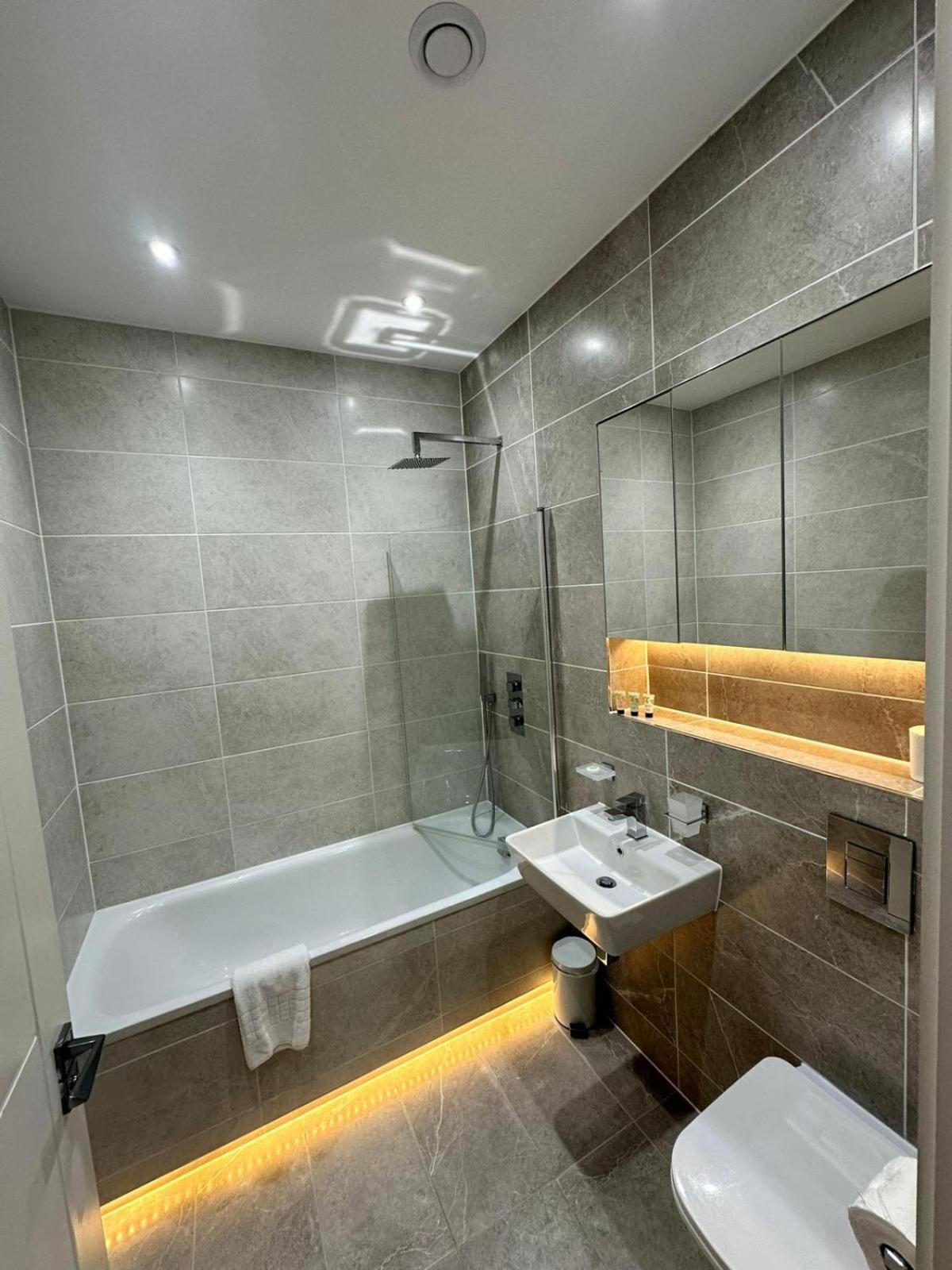 Villa Deluxe Chic 1 2 Bed Apts Near Heathrow Legoland Windsor Slough Exterior foto