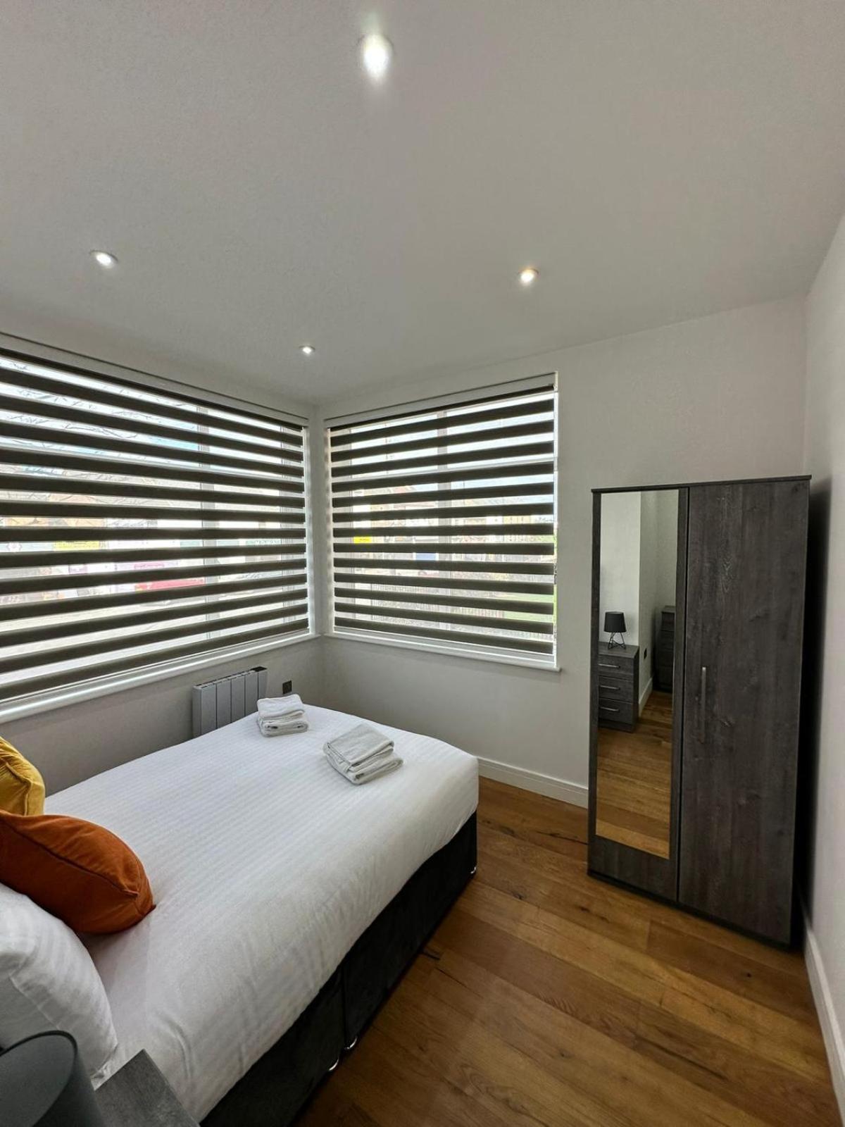 Villa Deluxe Chic 1 2 Bed Apts Near Heathrow Legoland Windsor Slough Exterior foto